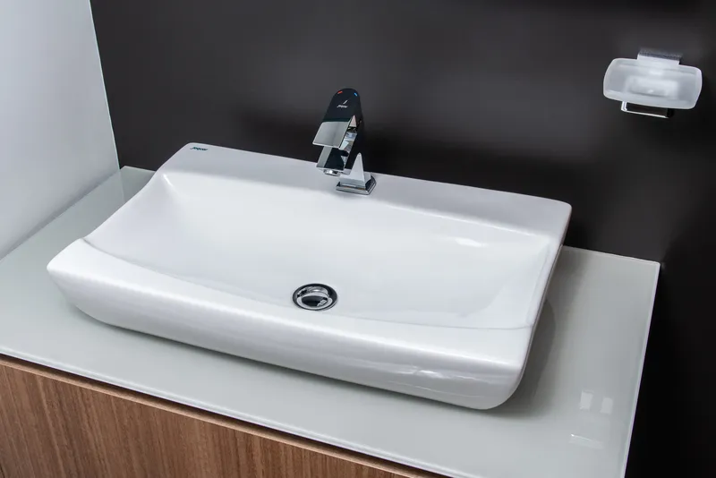 Смеситель для раковины Jaquar Lyric LYR-CHR-38001B — на черной стене у белой раковины