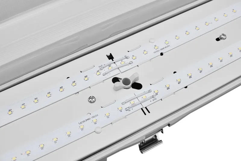Светильник светодиодный OPPLE LED Waterproof-E3 L600-22W-4000-FR-GP линейный — вид под углом