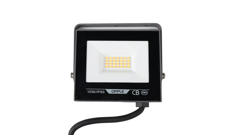 Прожектор светодиодный уличный OPPLE LED Floodlight EQ3 10W-3000-GY-GP поворотный — вид под углом с проводом