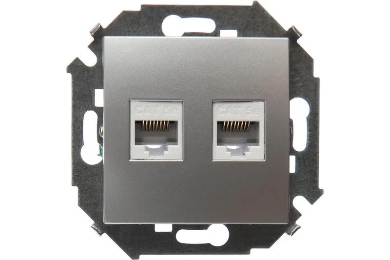 Розетка компьютерная Simon 15, двойная 2хRJ45 кат. 5e AMP, алюминий — вид спереди на устройство
