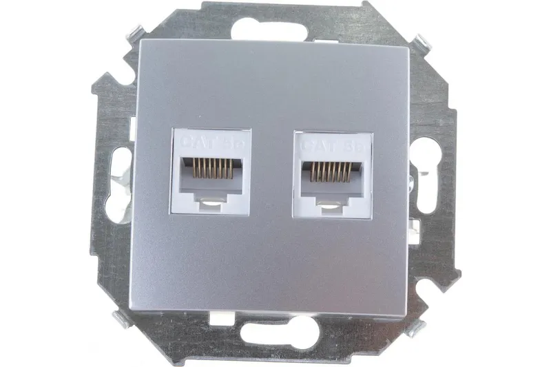 Розетка компьютерная Simon 15, двойная 2хRJ45 кат. 5e AMP, алюминий — вид спереди на устройство