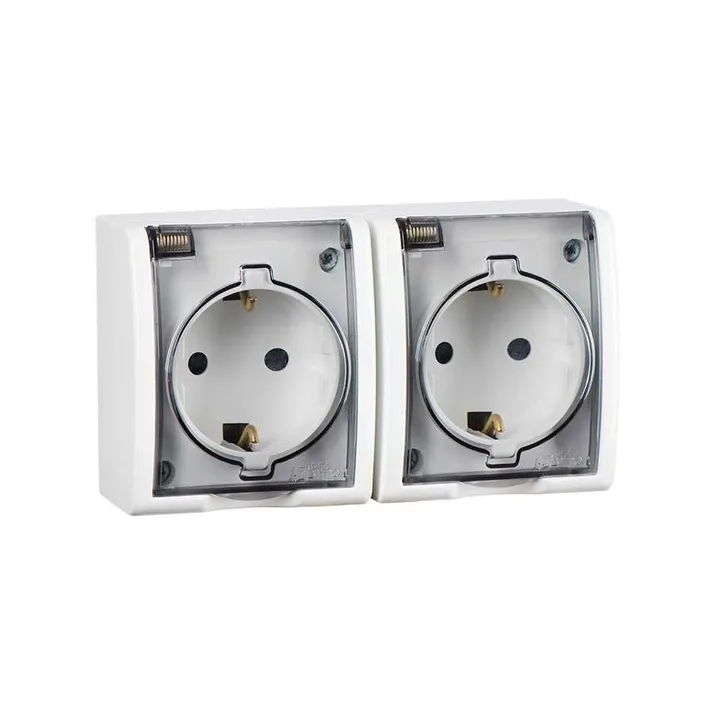 Розетка Simon 15 Aqua, Schuko 2x2Р+Е IP54 16A 250В, двойная, с крышкой и защитными шторками, IP54, белая — вид спереди на два разъема