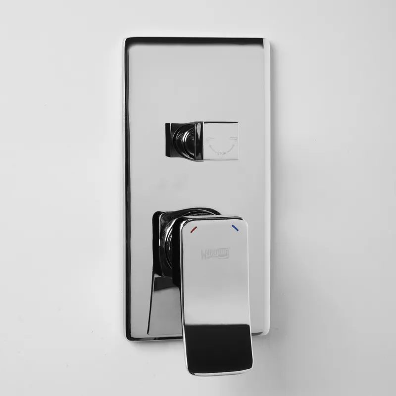 Встроенный смеситель Wasserkraft Aller 1060 для ванны и душа — вид под углом на хромированную панель