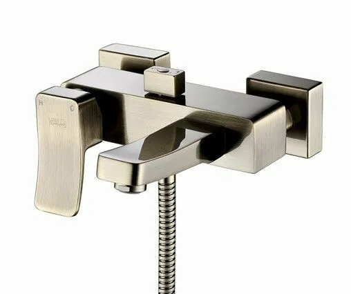Смеситель для ванны Wasserkraft Exter 1600 с коротким изливом + лейка — вид под углом