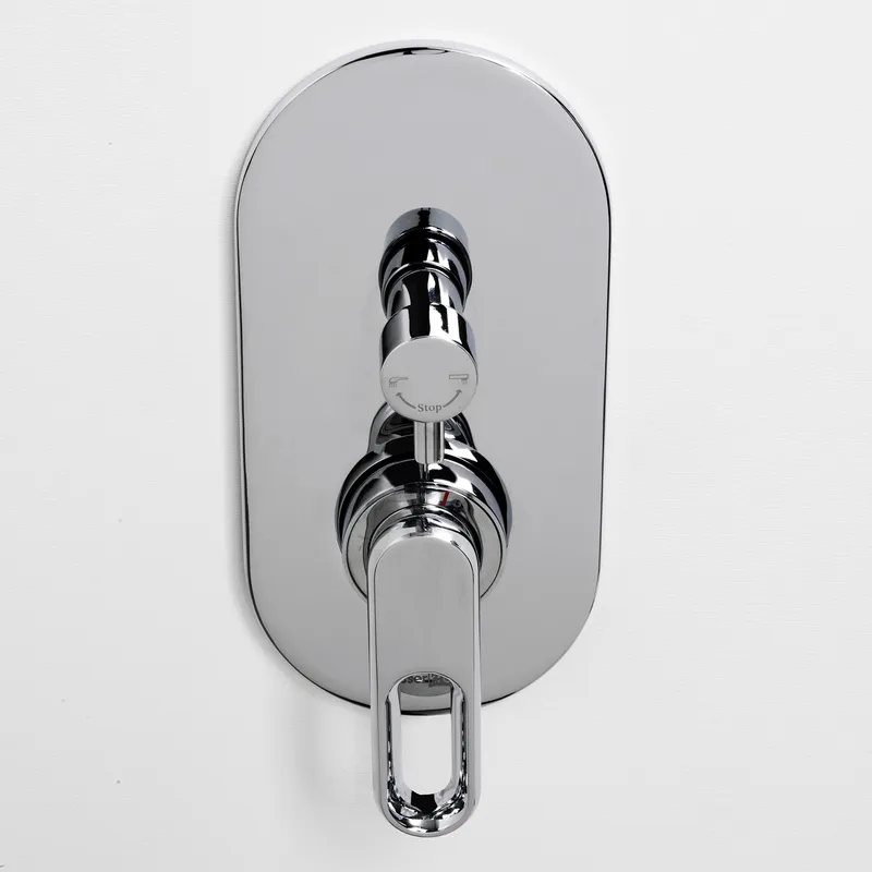 Встроенный смеситель Wasserkraft Kammel 1800 для ванны и душа — вид под углом на хромированный корпус