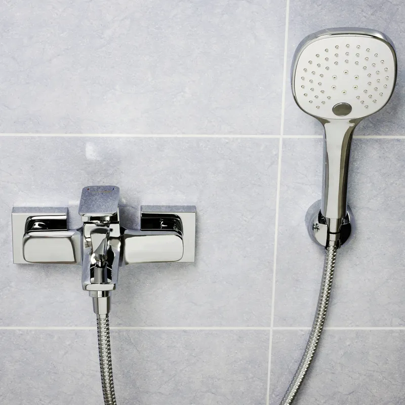 Смеситель Wasserkraft Salm 2700 с коротким изливом — вид сбоку на душевую лейку и корпус