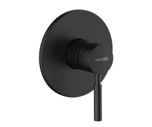 Встроенный смеситель Wasserkraft Gollach 3300 для душа — вид под углом на черную панель с ручкой