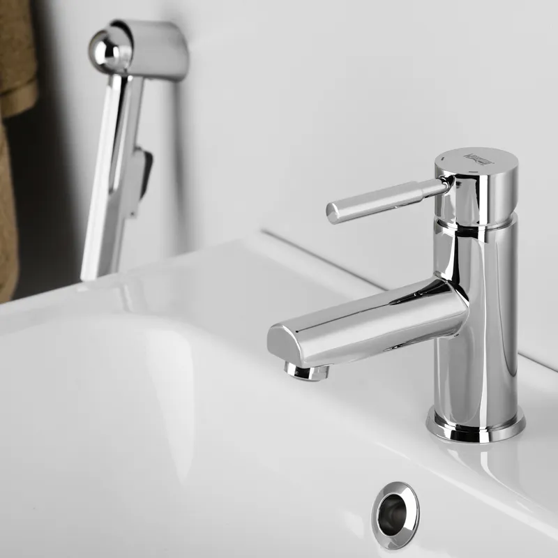 Гигиенический душ Wasserkraft Main 4100 со смесителем — смеситель и лейка под углом