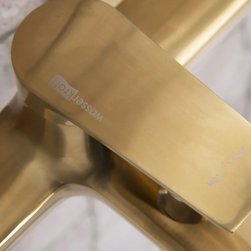Смеситель для ванны Wasserkraft Aisch 5500 с коротким изливом + лейка — вид под углом с лейкой