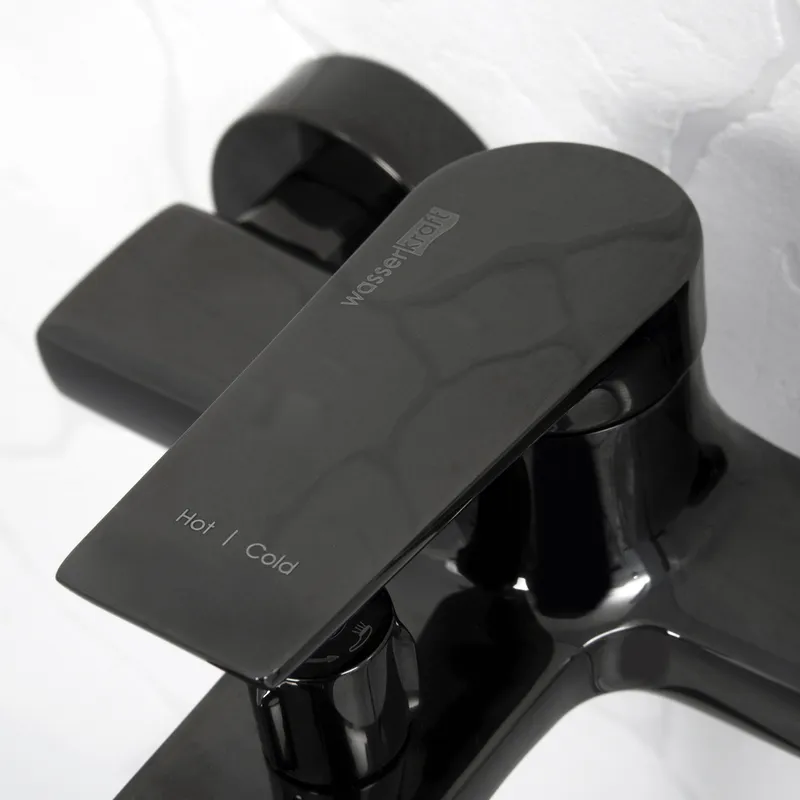 Смеситель для ванны Wasserkraft Glan 6600 с коротким изливом — вид сбоку на смеситель и лейка душа