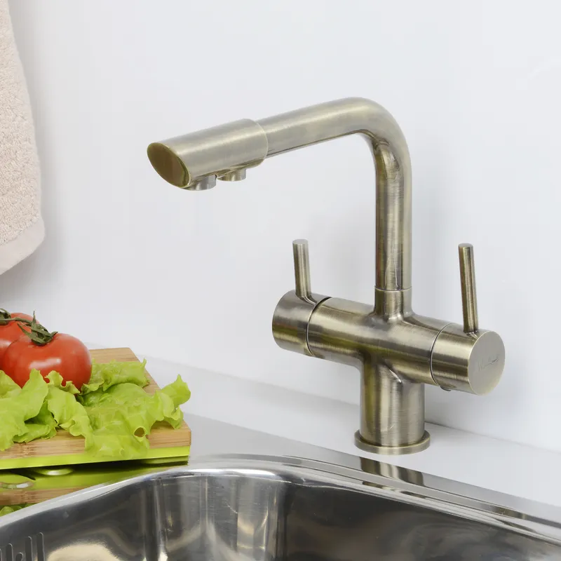 Смеситель для кухни Wasserkraft с подключением к фильтру — вид сбоку под углом