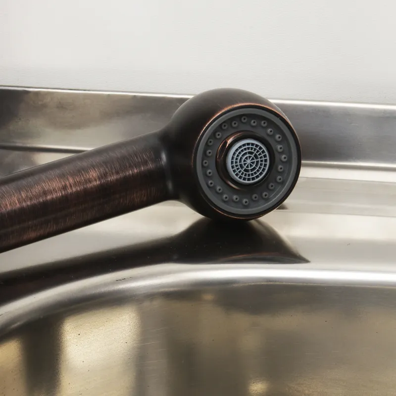 Смеситель для кухни Wasserkraft с выдвижной лейкой — вид сбоку под углом