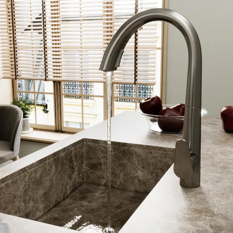 Смеситель для кухни Wasserkraft с выдвижным изливом — вид сбоку под углом
