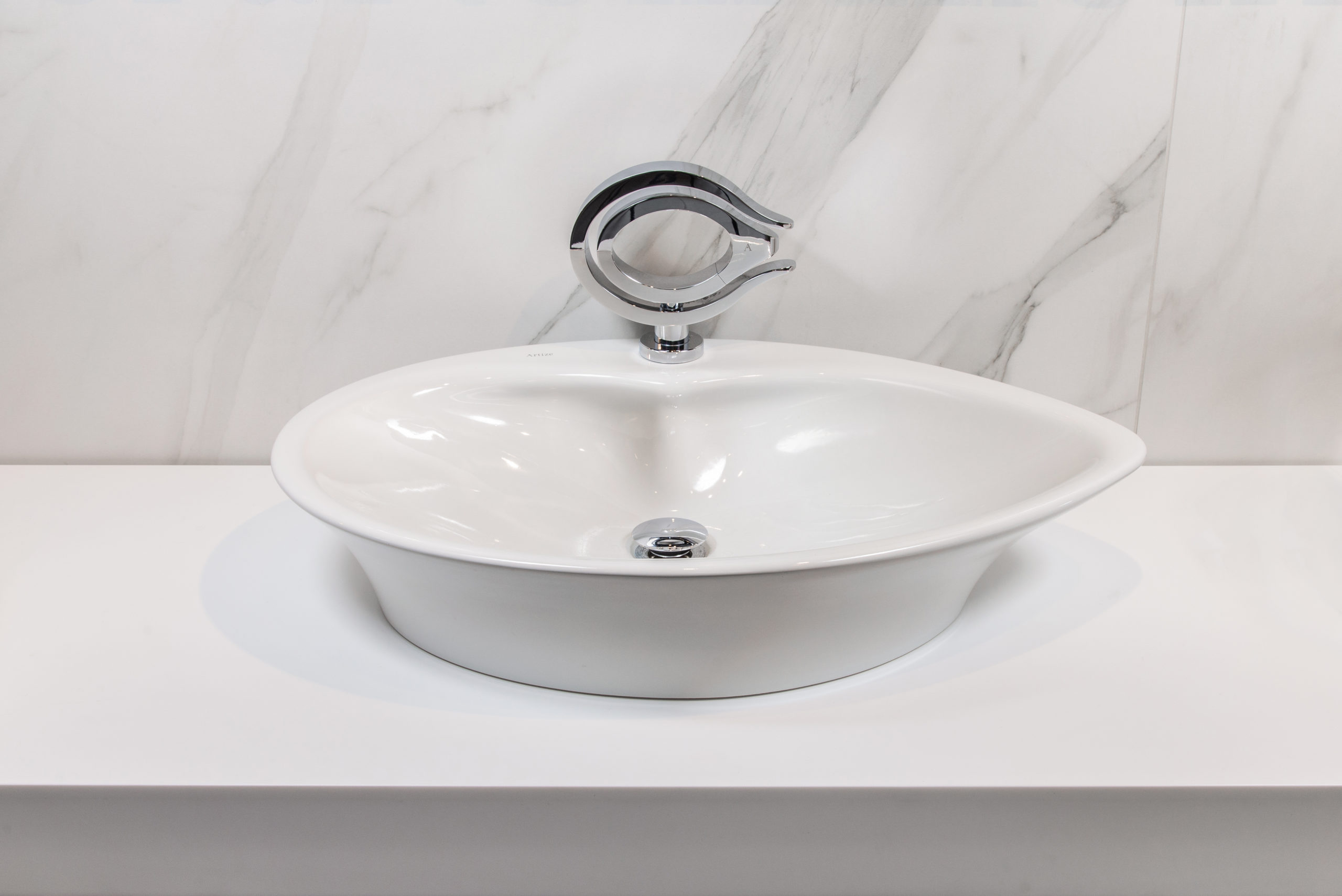 Накладная раковина Artize TIS-WHT-73932 — на мраморной стене