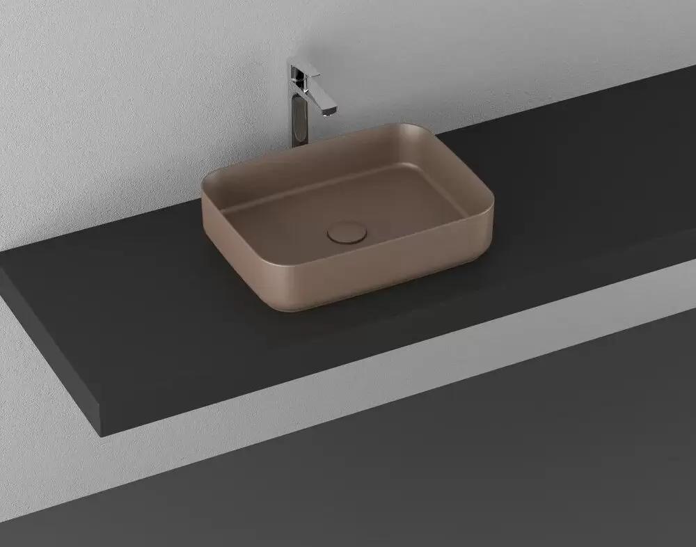 Раковина накладная Isvea Infinity 50 см, коричневый — на серой стене с темной столешницей