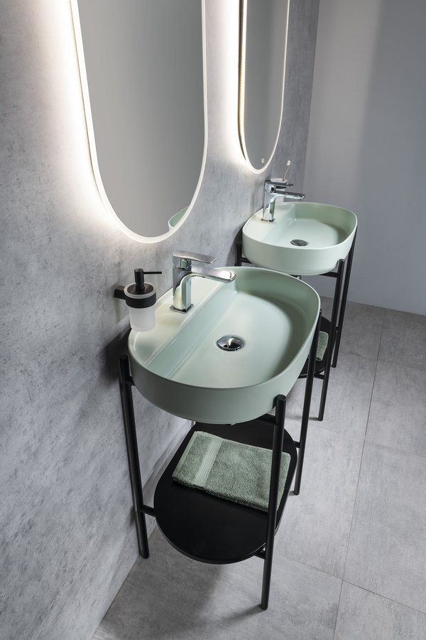 Раковина накладная Isvea Infinity 60 см, мятно-зеленый — на серой бетонной стене с зеркалами