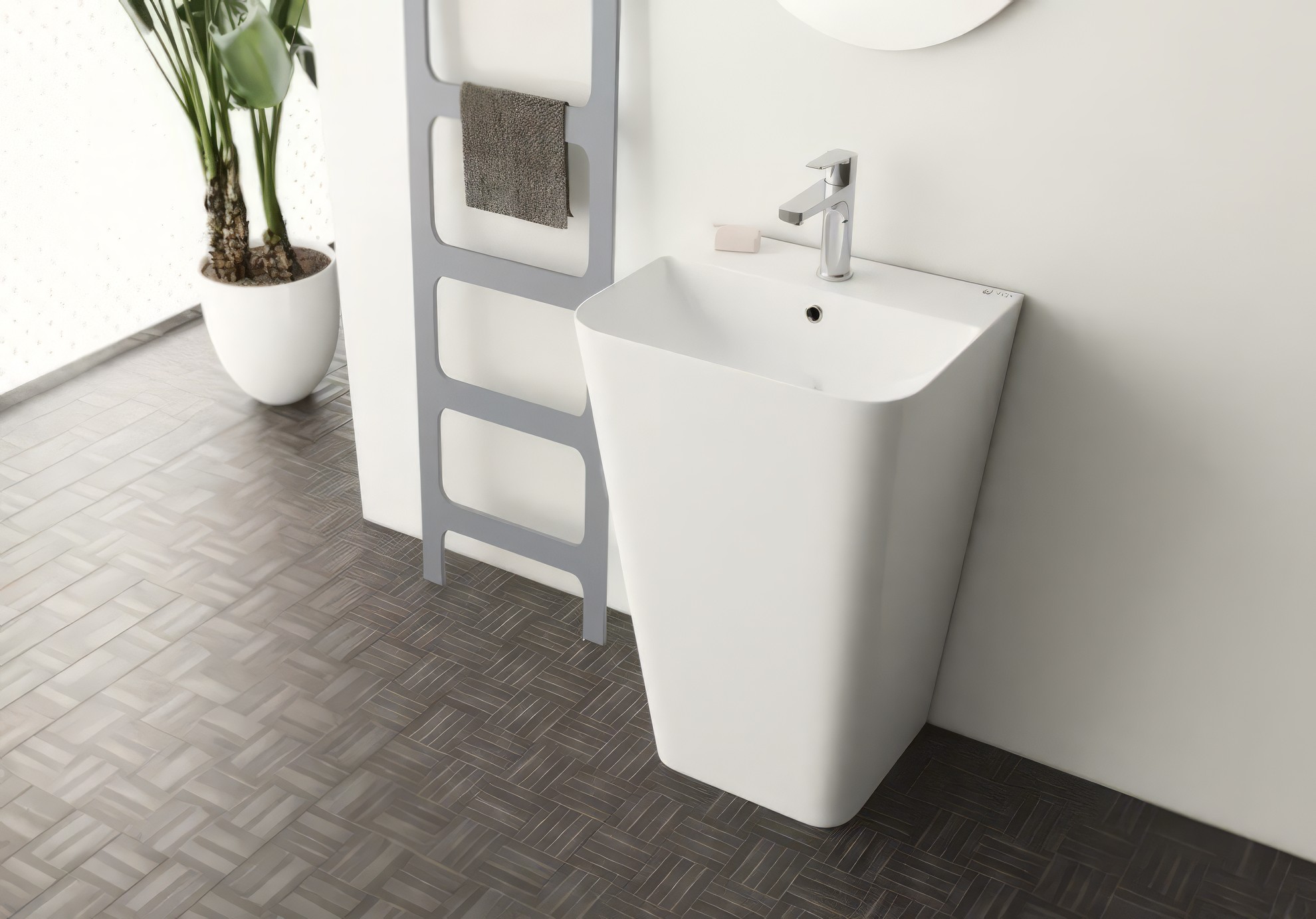 Раковина напольная Isvea Sott'Aqua Monoblock 50 см, белый — у белой стены с полотенцесушителем и растением