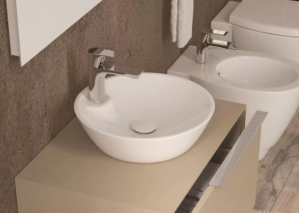 Раковина накладная Isvea SistemaY Soft 45 см, белый — у бежевой стены с унитазом