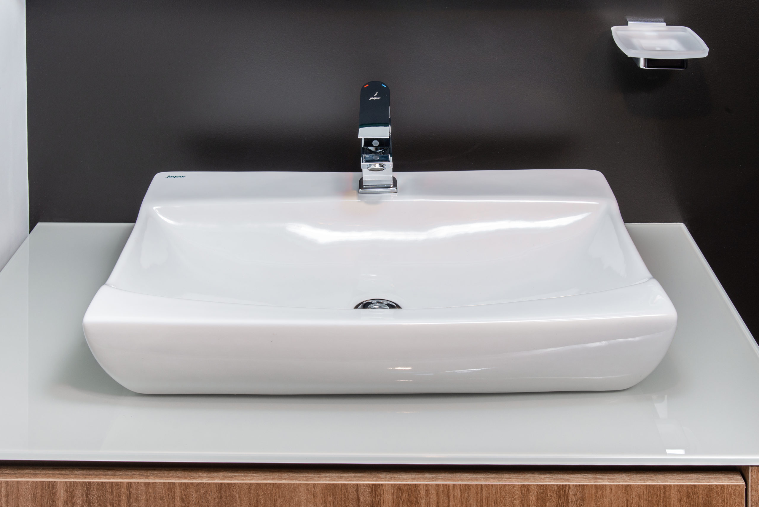 Смеситель для раковины Jaquar Lyric LYR-CHR-38001B — смеситель на белой столешнице у темной стены