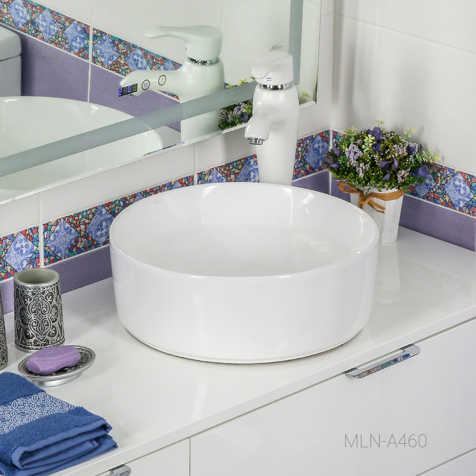 Раковина накладная Melana MLN-A460 — на белой столешнице у зеркала с узорчатой плиткой