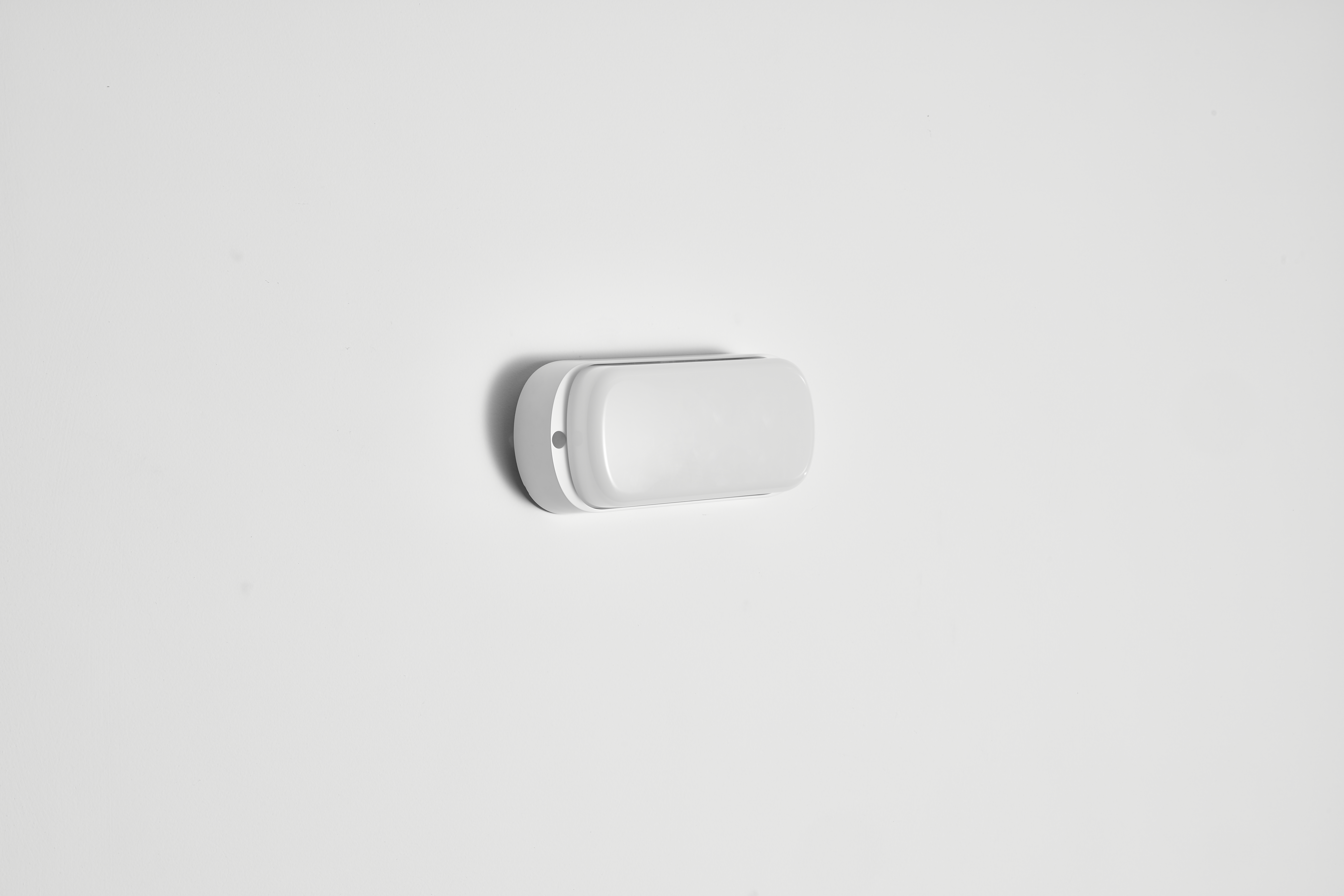 Светильник светодиодный OPPLE LED Bulkhead E2 влагостойкий — вид сбоку под углом