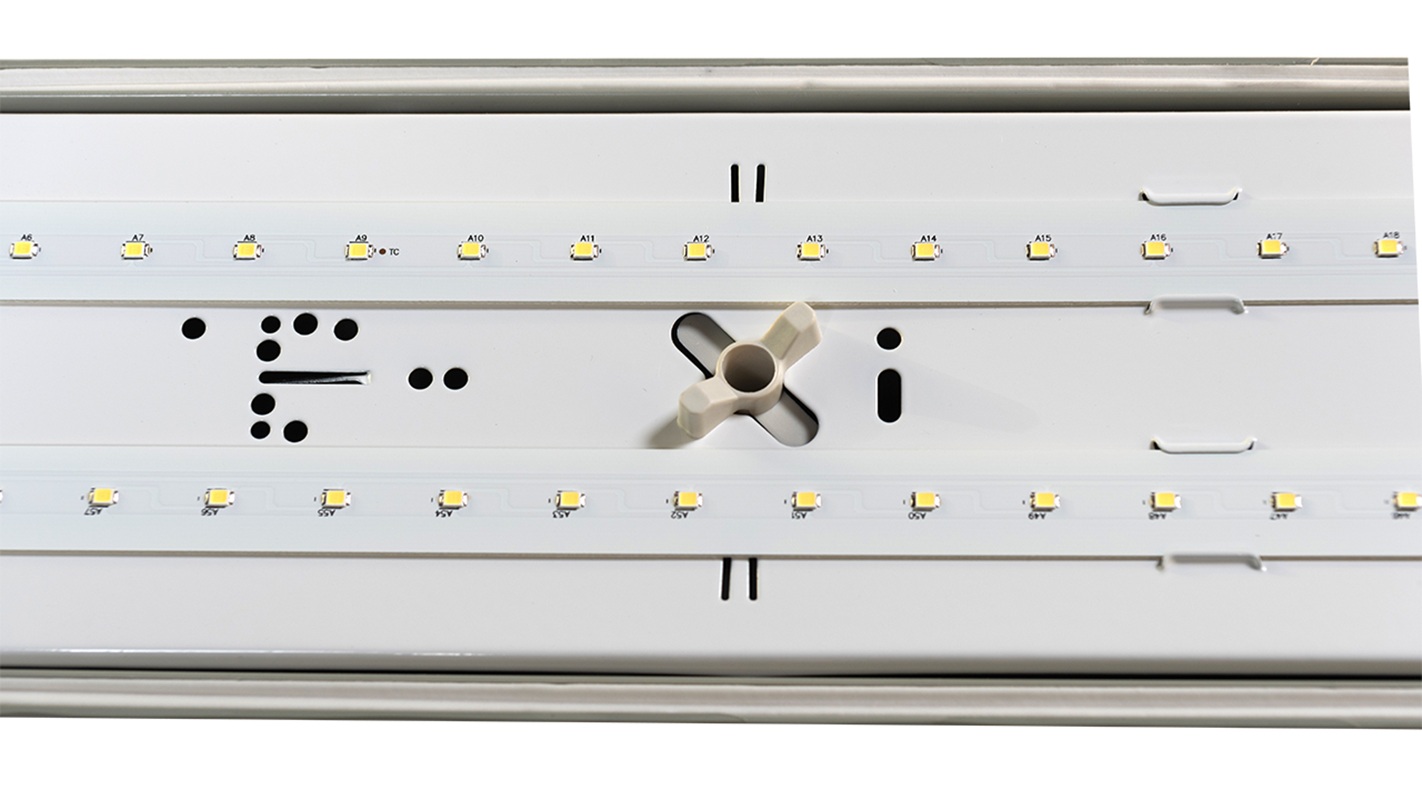 Светильник светодиодный OPPLE LED Waterproof-E3 L1200-46W-4000-FR-GP линейный — вид на внутреннюю часть корпуса