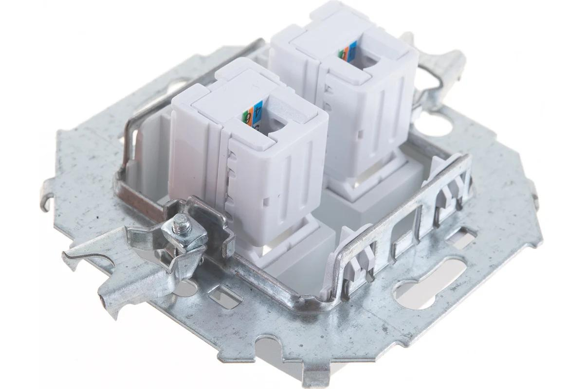Розетка компьютерная Simon 15, двойная 2хRJ45 кат. 5e AMP, алюминий — механизм с двумя разъемами крупным планом