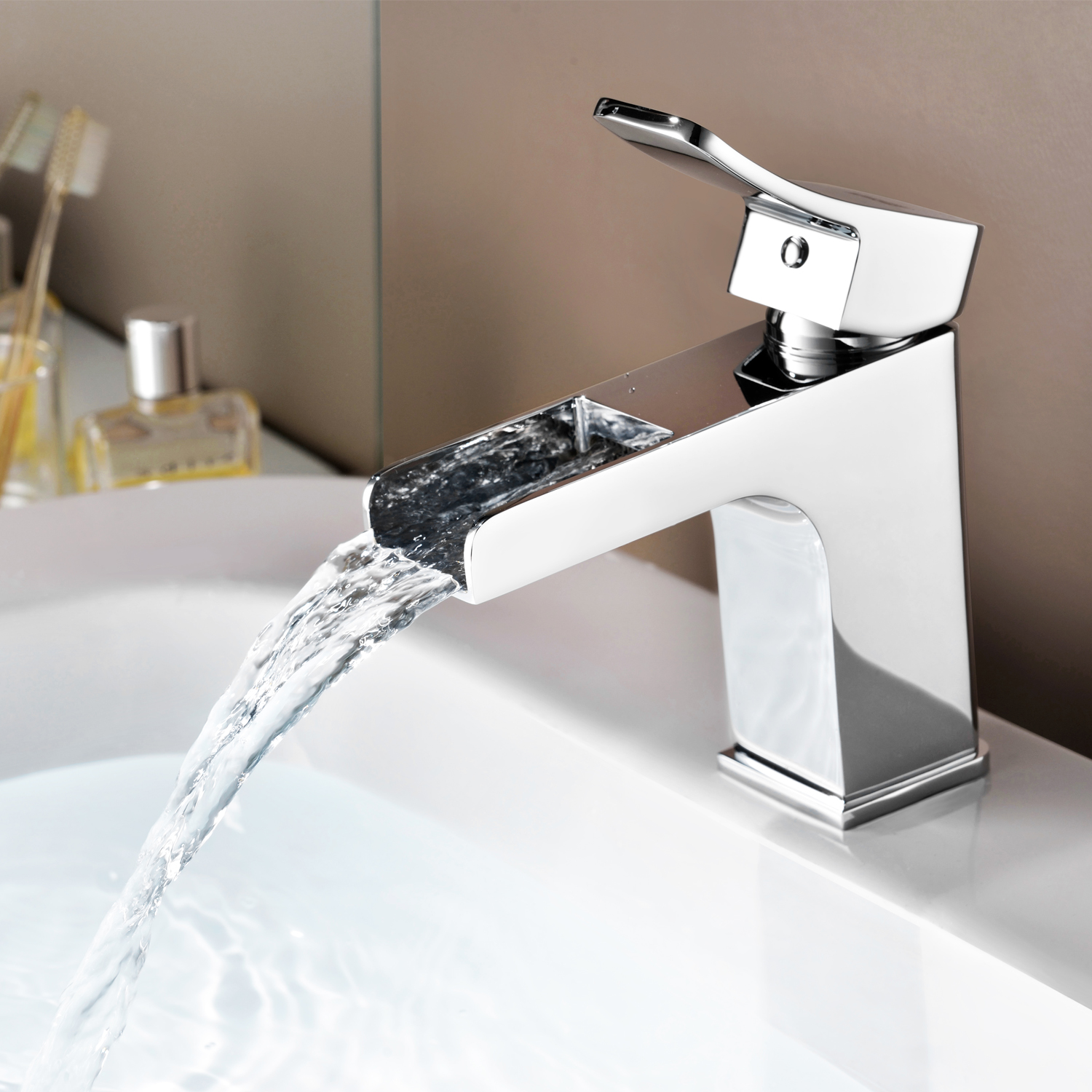 Смеситель для раковины Wasserkraft Aller 1060 каскадный — хромированный кран с текущей водой на фоне бежевой стены