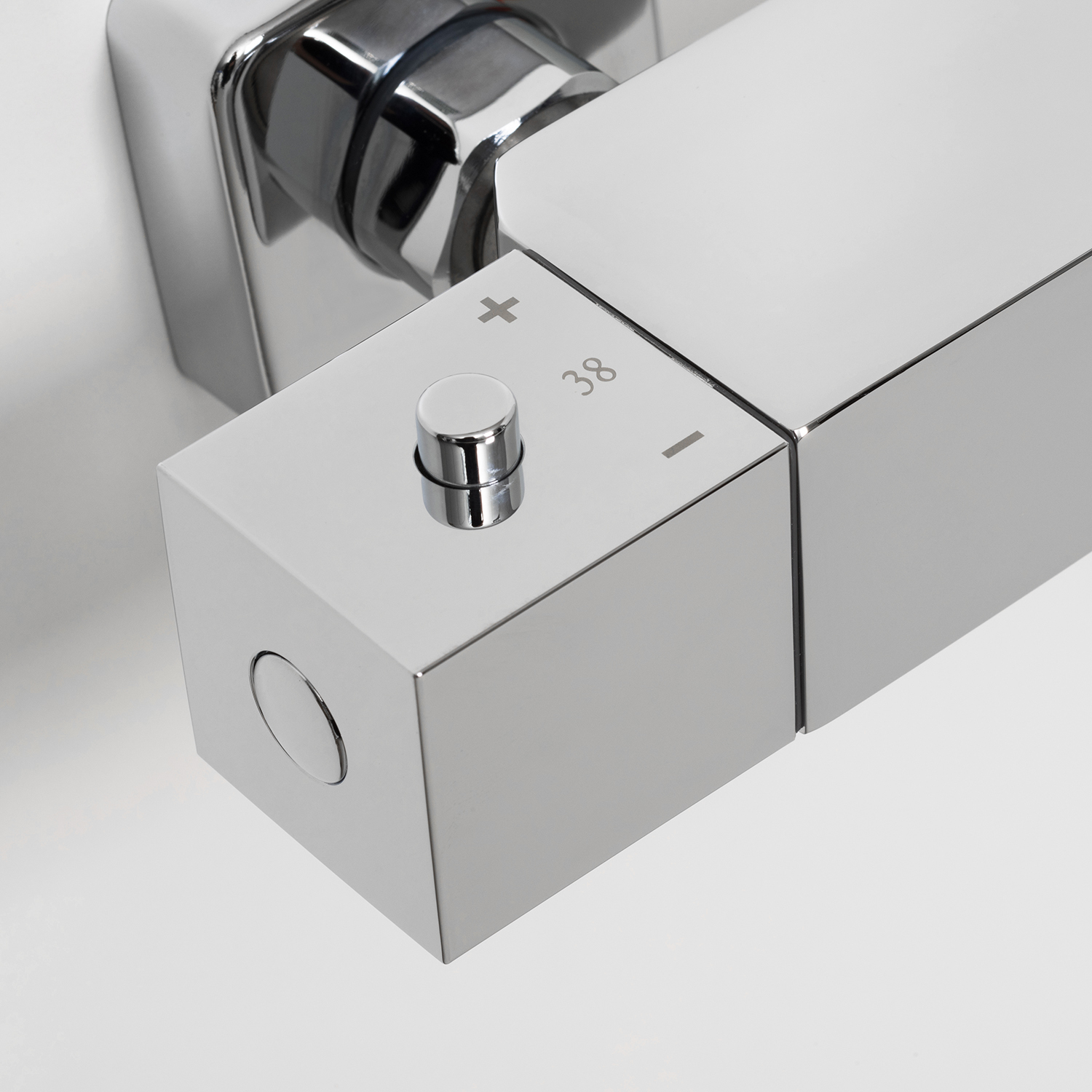 Термостатический смеситель Wasserkraft Alme 1500 Thermo — крупный план ручки управления