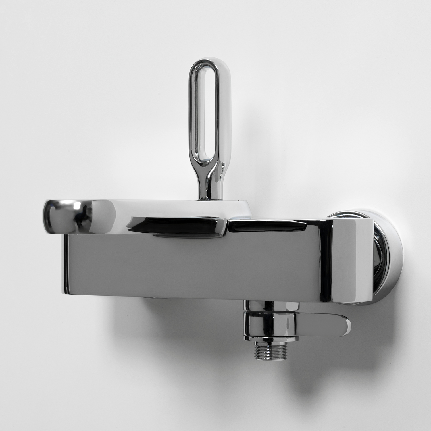 Смеситель для ванны Wasserkraft Kammel 1800 с коротким изливом — вид сбоку на хромированный корпус