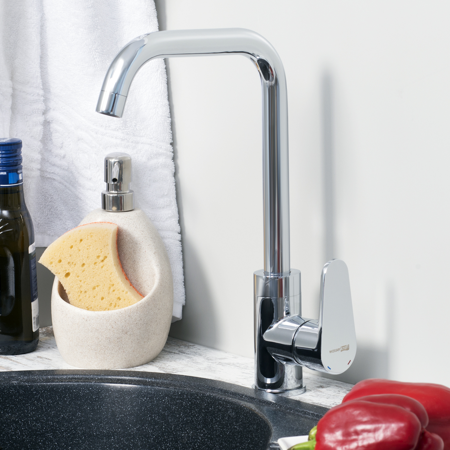 Смеситель для кухни Wasserkraft Alz 28800 — хромированный излив на фоне белого полотенца