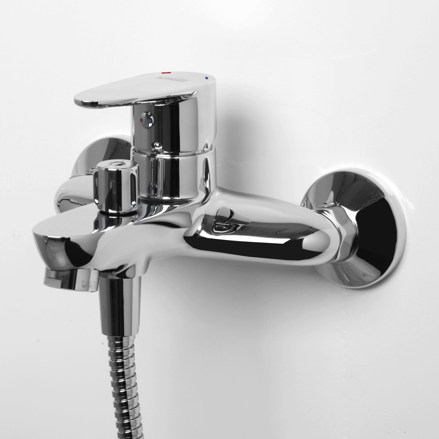 Смеситель для ванны Wasserkraft Leine 3500 с коротким изливом — вид сбоку на хромированный корпус