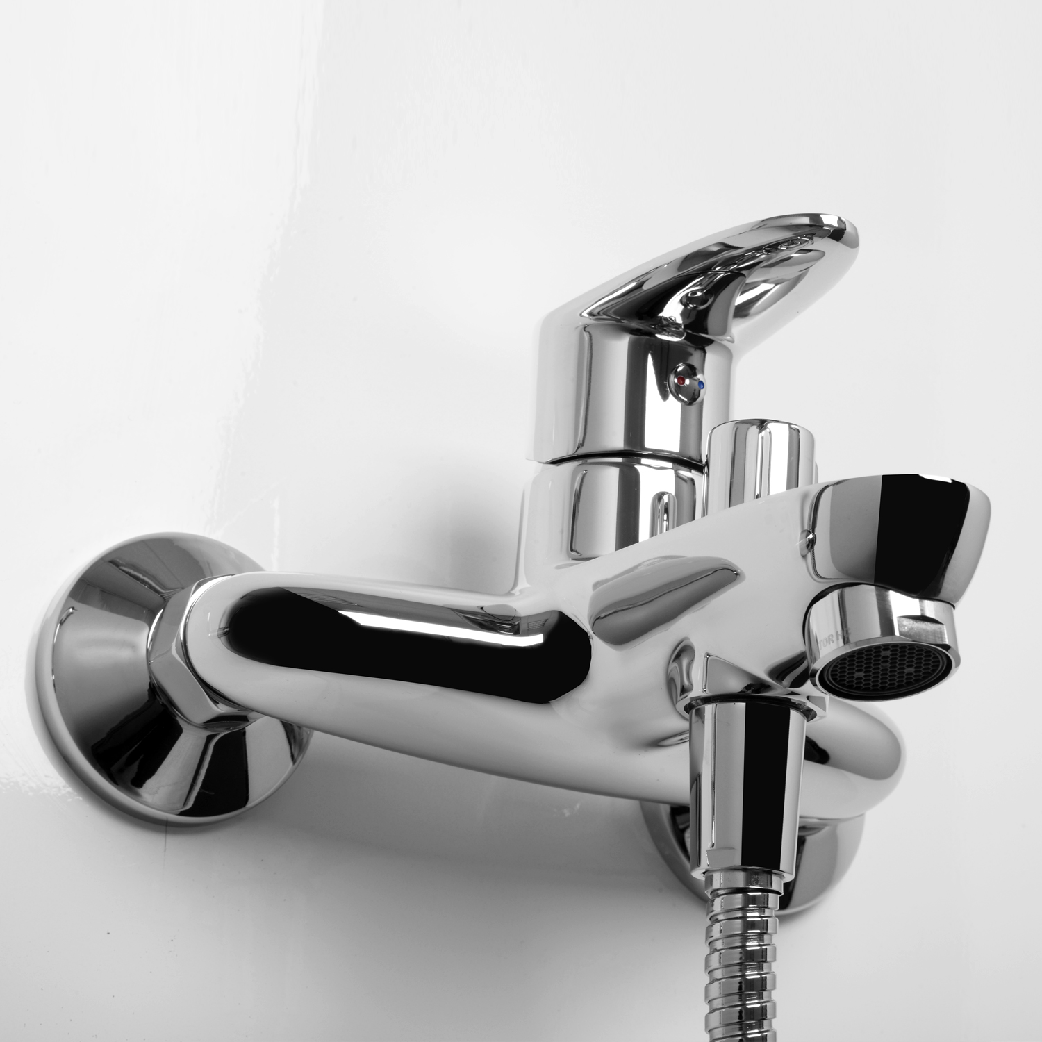 Смеситель для ванны Wasserkraft Leine 3500 с коротким изливом — вид под углом