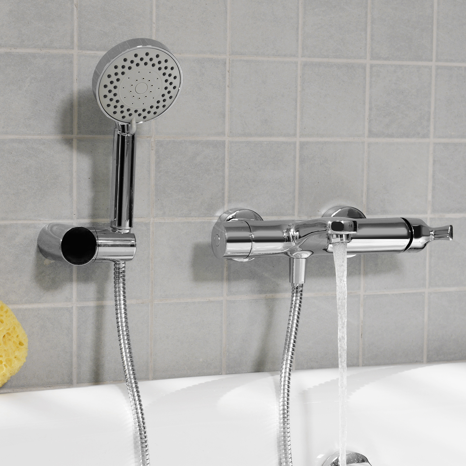 Смеситель для ванны Wasserkraft Berkel 4100 с коротким изливом — смеситель с лейкой на серой плитке