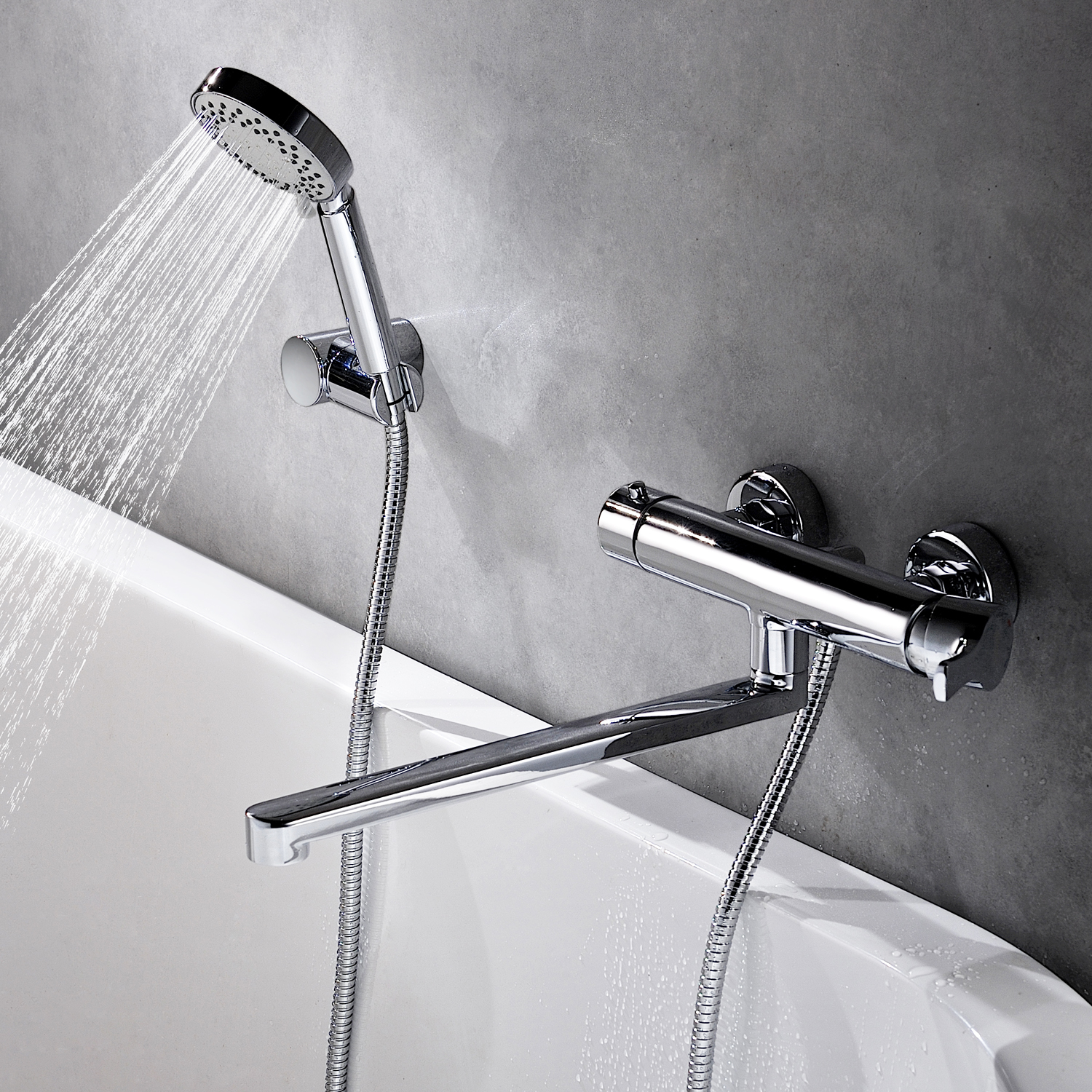 Смеситель для ванны Wasserkraft Berkel 4800 с длинным изливом — хромированный смеситель на серой стене