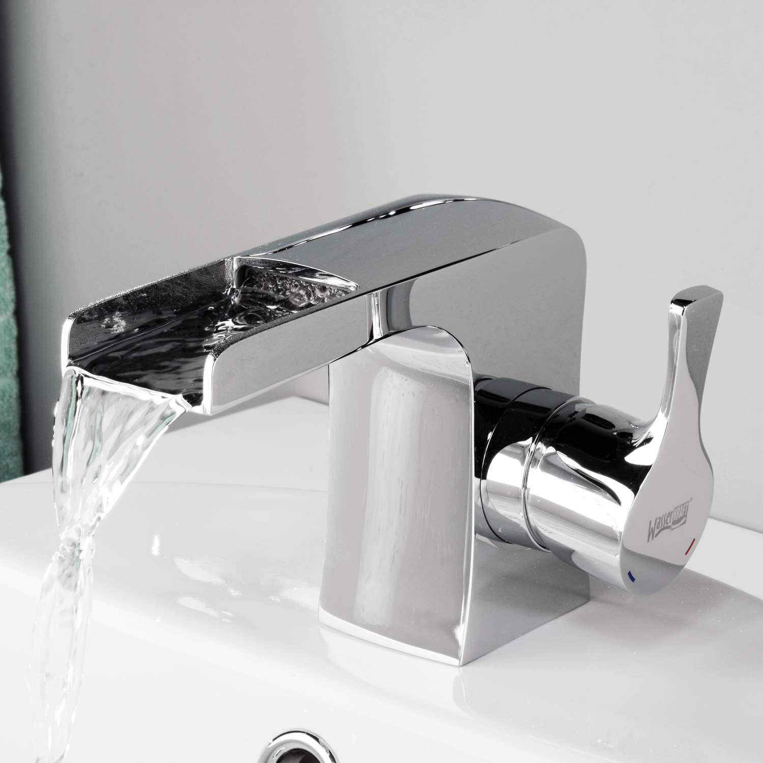 Смеситель Wasserkraft Berkel 4800 каскадный — вид сбоку на работающий излив