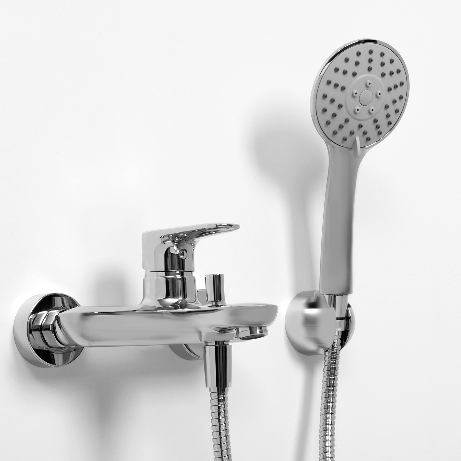 Смеситель для ванны Wasserkraft Vils 5600 с коротким изливом — вид сбоку на смеситель и лейку-1