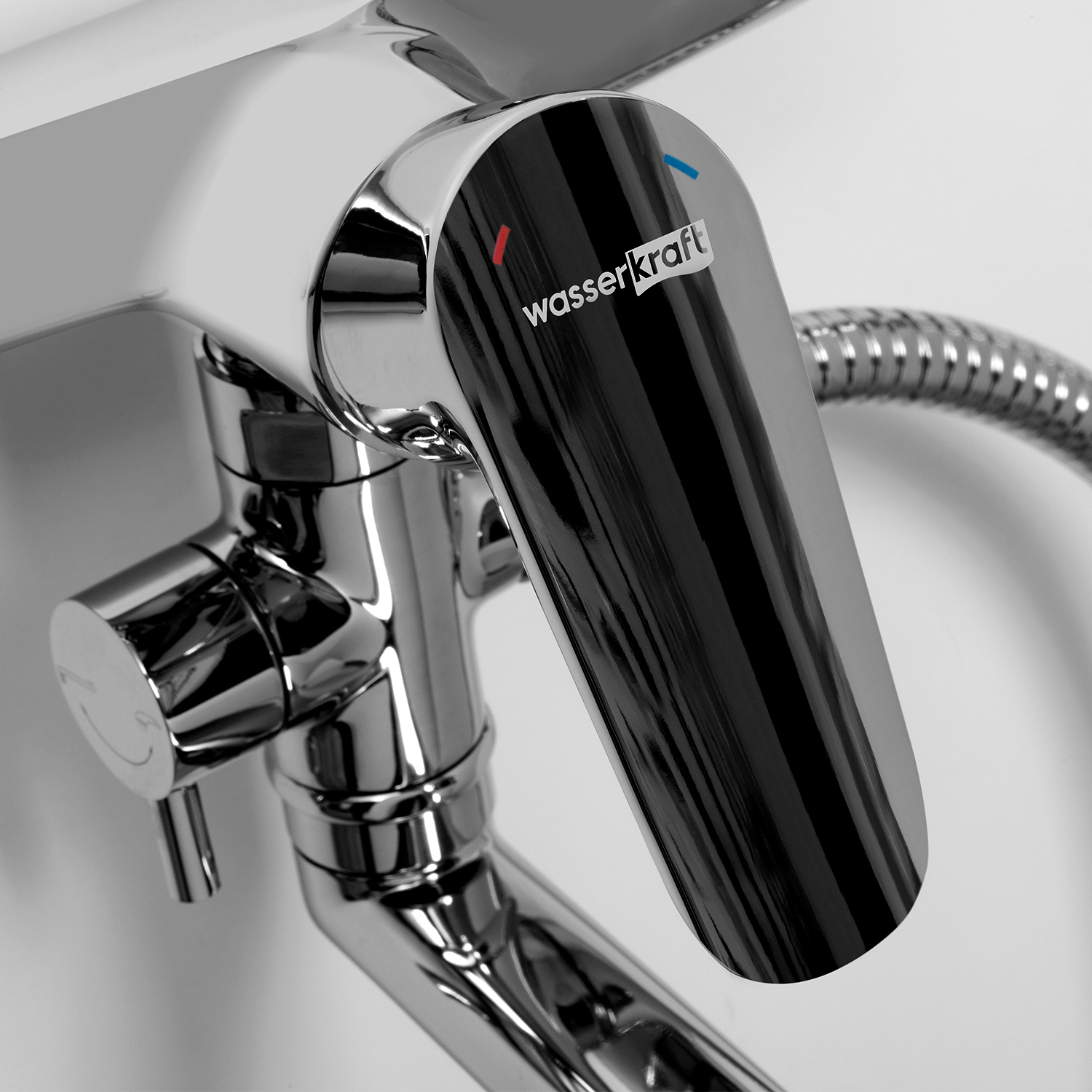 Смеситель Wasserkraft Vils 5600 с длинным изливом + лейка — черная ручка крупным планом