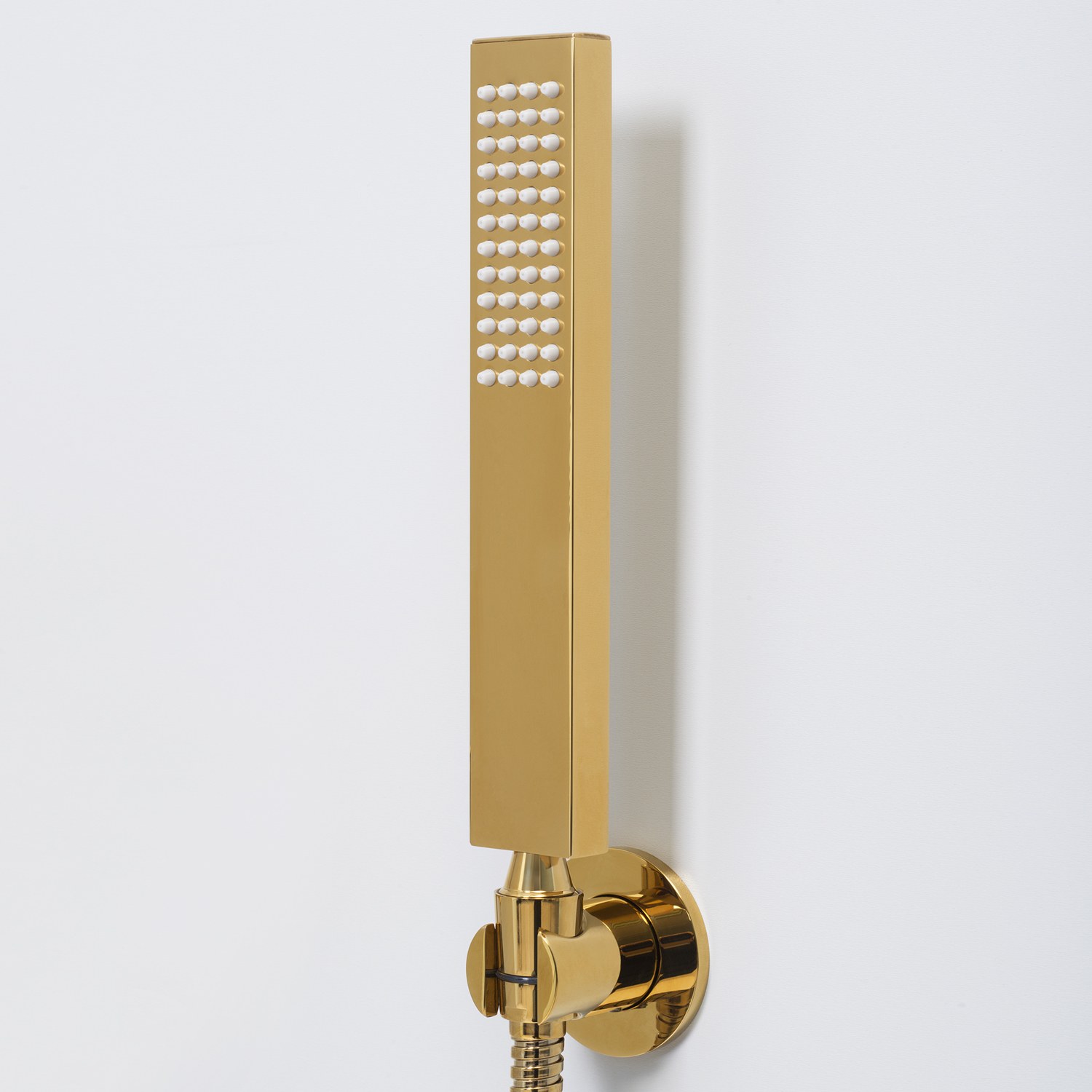 Смеситель для ванны Wasserkraft Sauer 7100 с коротким изливом — лейка душа крупным планом