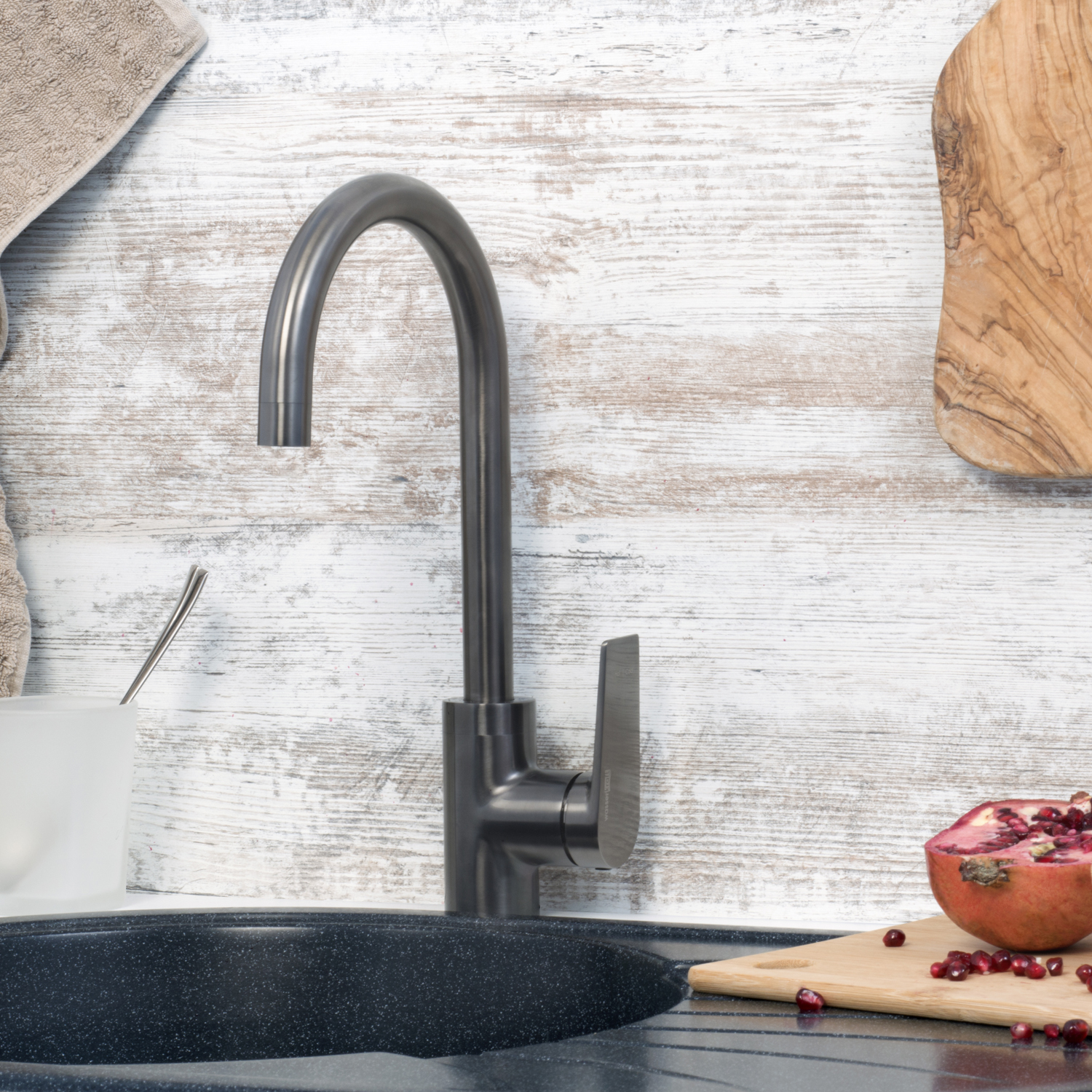 Смеситель для кухни Wasserkraft Wiese 8400 — на фоне белой деревянной стены