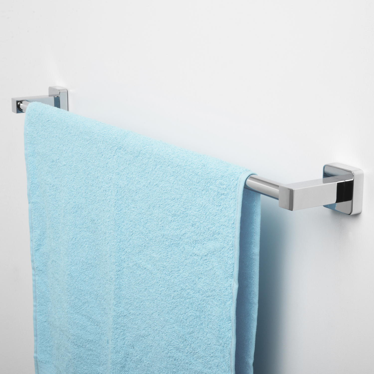 Держатель для полотенца Wasserkraft Dill K-3900, 66.7 см — на белой стене с голубым полотенцем