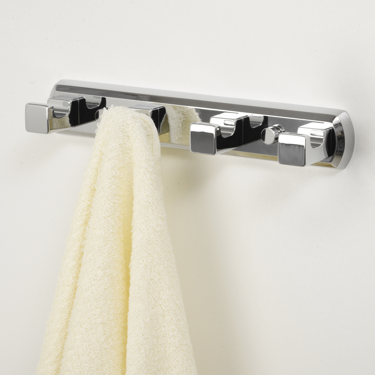Планка с крючками Wasserkraft Dill K-3900 — хромированное изделие с висящим полотенцем