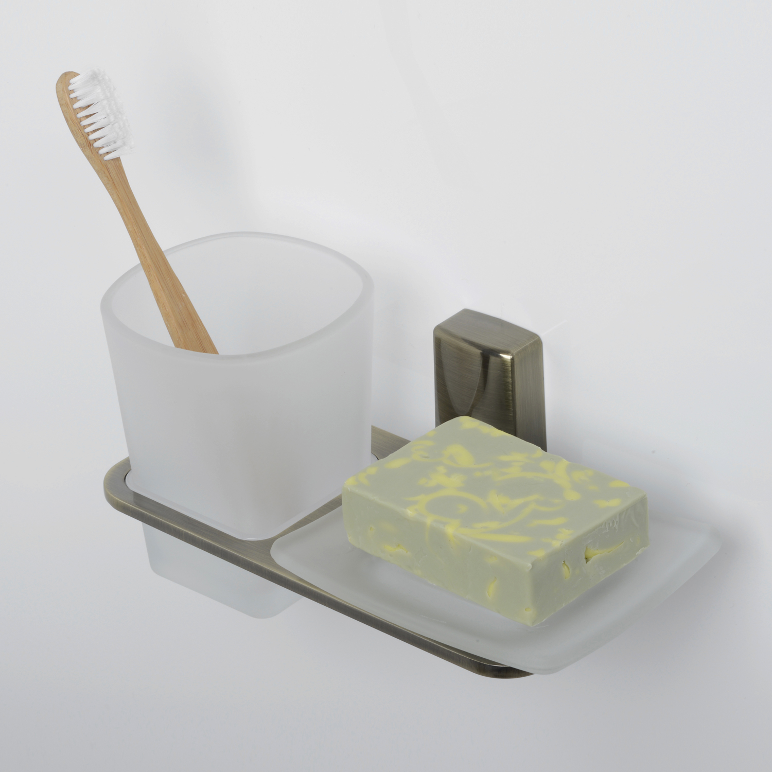 Стакан Wasserkraft Exter K-5200 для зубных щеток, с мыльницей — вид под углом с зубной щеткой и мылом