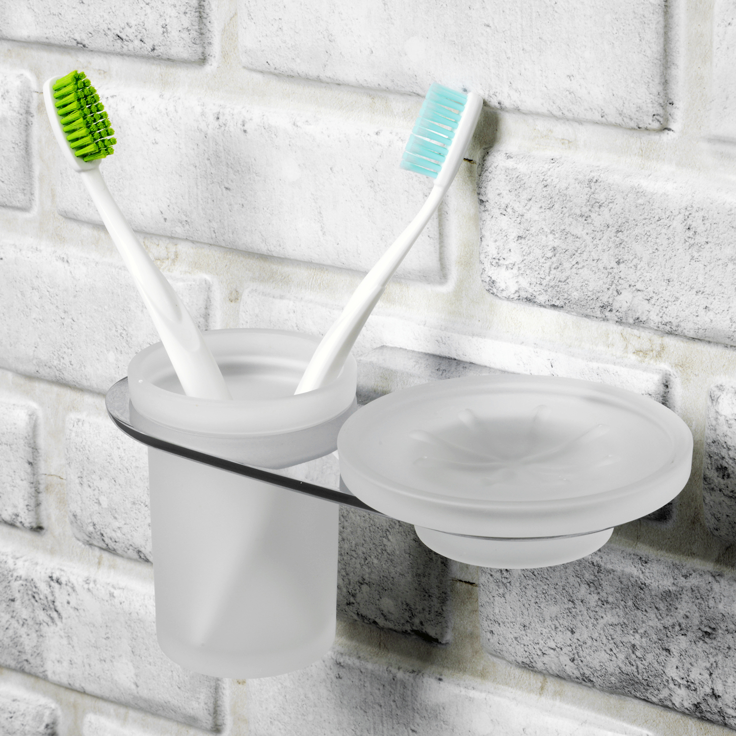 Стакан Wasserkraft Kammel K-8300 для зубных щеток, с мыльницей — вид сбоку на аксессуар у белой кирпичной стены