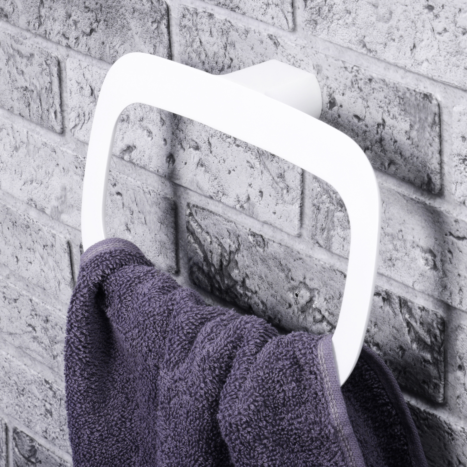 Держатель для полотенца Wasserkraft Kammel K-8300White — на кирпичной стене с фиолетовым полотенцем