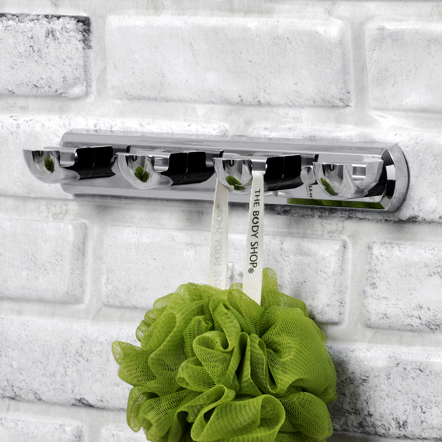 Планка с крючками Wasserkraft Kammel K-8300White — на белой кирпичной стене